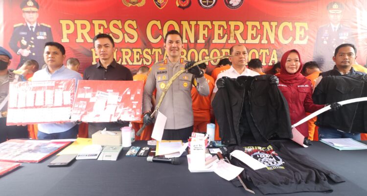Kapolresta Bogor Kota, Kombes Pol Bismo Teguh Prakoso saat menunjukan barang bukti