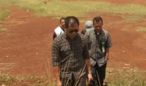 Kadispora Kabupaten Bogor, Asnan AP saat meninjau lokasi Stadion Mini Sukajaya