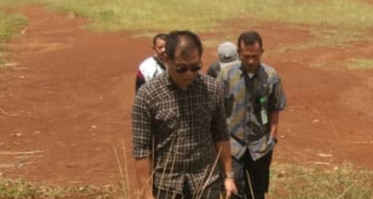 Kadispora Kabupaten Bogor, Asnan AP saat meninjau lokasi Stadion Mini Sukajaya