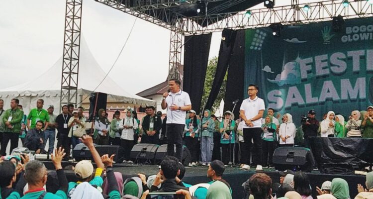 Pasangan Calon nomor urut 5 Dokter Rayendra dan Eka Maulana saat melakukan kampanye akbar di Lapangan Semeru, Bopgor Barat, Kota Bogor pada jumat 22 November 2024