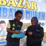 elawan Ade Jaro (RAJA) kembali menunjukan komitmen sosialnya dengan menggelar Bazar Sembako Murah untuk masyarakat di Kampung Tipar, Desa Ciawi, Kecamatan Ciawi, Kabupaten Bogor sebanyak 5000 paket sembako.