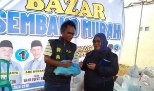 elawan Ade Jaro (RAJA) kembali menunjukan komitmen sosialnya dengan menggelar Bazar Sembako Murah untuk masyarakat di Kampung Tipar, Desa Ciawi, Kecamatan Ciawi, Kabupaten Bogor sebanyak 5000 paket sembako.
