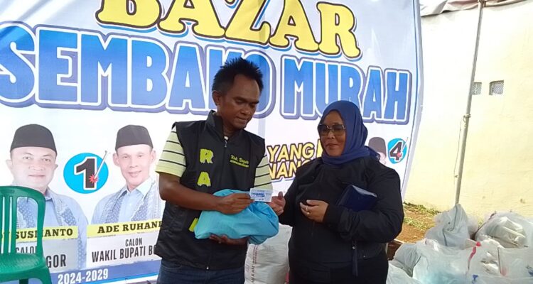 elawan Ade Jaro (RAJA) kembali menunjukan komitmen sosialnya dengan menggelar Bazar Sembako Murah untuk masyarakat di Kampung Tipar, Desa Ciawi, Kecamatan Ciawi, Kabupaten Bogor sebanyak 5000 paket sembako.