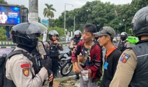 tim gabungan dari poloso, satpol PP dan dinsos melaksanakan kegiatan penertiban premanisme, pengamen, anak jalanan, dan obat-obatan terlarang di wilayah Kota Bogor, Sabtu (23/11/2024). tim gabungan dari poloso, satpol PP dan dinsos melaksanakan kegiatan penertiban premanisme, pengamen, anak jalanan, dan obat-obatan terlarang di wilayah Kota Bogor, Sabtu (23/11/2024).