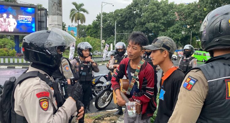 tim gabungan dari poloso, satpol PP dan dinsos melaksanakan kegiatan penertiban premanisme, pengamen, anak jalanan, dan obat-obatan terlarang di wilayah Kota Bogor, Sabtu (23/11/2024).