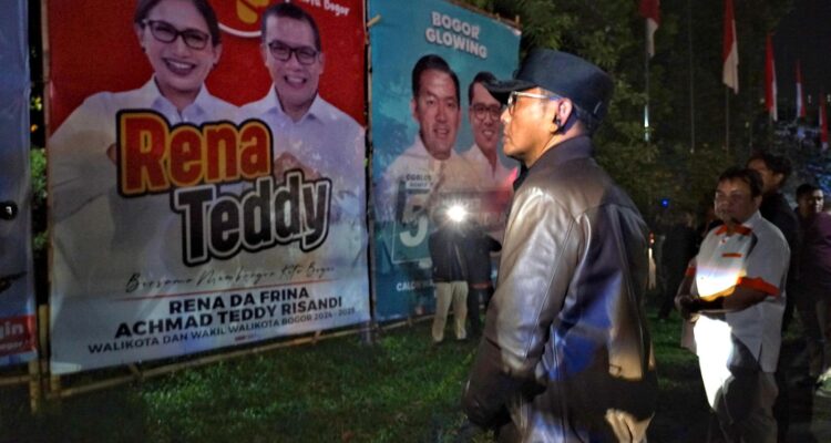 Pj wali kota bogor, Herry Antasari saat menertibkan APK