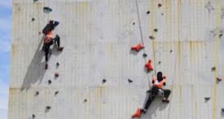 Latihan Panjat Tebing