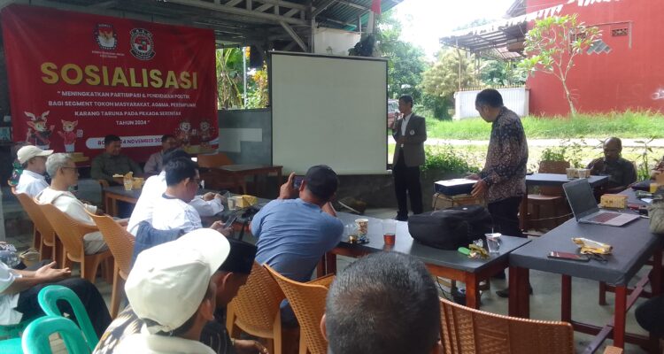 orum Kewaspadaan Dini Masyarakat (FKDM) Kota Bogor, menggelar sosialisasi menjelang pelaksanaan pemilihan kepala daerah, di teras Cafe Gawir, Kelurahan Katulampa, Kecamatan Bogor Timur