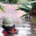 BPBD Kota Bogor evakuasi seorang pria yang terjebak banjir diatap rumah