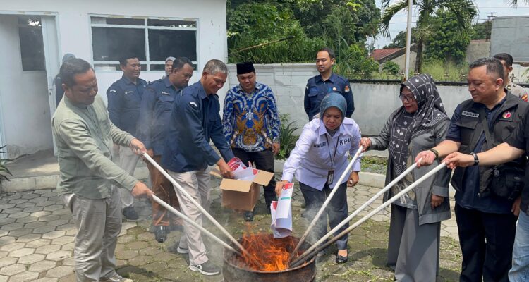 Komisi Pemilihan Umum (KPU) Kota Bogor melakukan pemusnahan surat suara yang rusak untuk Pemilihan Gubernur dan Wakil Gubernur Jawa Barat (Pilgub Jabar) serta Pemilihan Wali Kota dan Wakil Wali Kota Bogor 2024.
