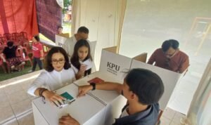 calon wali kota bogor saat mencobkos di TPS 29