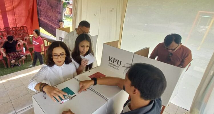 calon wali kota bogor saat mencobkos di TPS 29