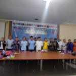 Ade Jaro bersama tim pemenangan memantau Quick Count