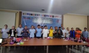 Ade Jaro bersama tim pemenangan memantau Quick Count