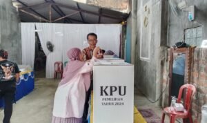 salah satu warga harapan jaya, cibinong Bogor yang melakukan pencoblosan salah satu warga harapan jaya, cibinong Bogor yang melakukan pencoblosan