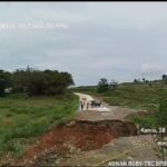 Jembatan dua penghubung antara Desa di Kabupaten Bogor ambrus karena sungai abrasi
