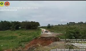 Tabgkapan layar dari BPBD Kabupaten Bogor Jembatan dua penghubung antara Desa di Kabupaten Bogor ambrus karena sungai abrasi