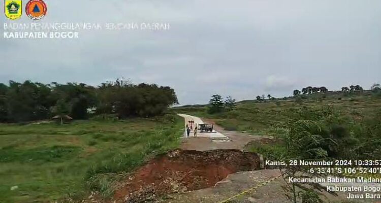 Jembatan dua penghubung antara Desa di Kabupaten Bogor ambrus karena sungai abrasi