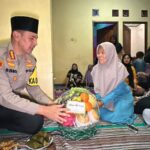 Kapolresta Bogor Kota saat mengunjungi rumah anggota Linmas yang meninggal saat mengamankan pilkada 2024