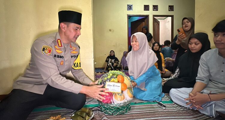 Kapolresta Bogor Kota saat mengunjungi rumah anggota Linmas yang meninggal saat mengamankan pilkada 2024