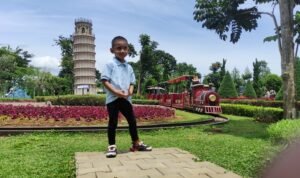 salah satu anak yang berwisata ke Mini Mania Puncak Bogor