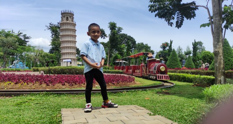 salah satu anak yang berwisata ke Mini Mania Puncak Bogor