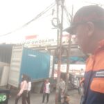 Kendaraan Mitsubishi Fuso dengan nomor polisi B-9767-UEI, sebuah kontainer tersangkut di Jalan R Saleh Bataman dekat BTM