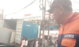 Kendaraan Mitsubishi Fuso dengan nomor polisi B-9767-UEI, sebuah kontainer tersangkut di Jalan R Saleh Bataman dekat BTM