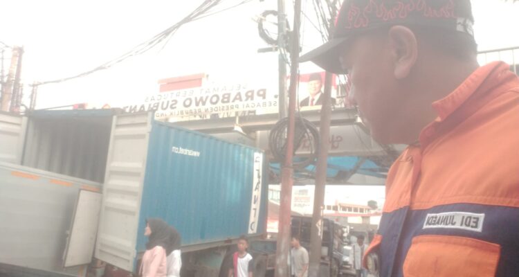 Kendaraan Mitsubishi Fuso dengan nomor polisi B-9767-UEI, sebuah kontainer tersangkut di Jalan R Saleh Bataman dekat BTM