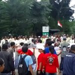 Ratusan warga Kecamatan Cigombong menggelar unjuk rasa di pintu gerbang MNC Lido, menuntut agar keberadaan Kawasan Ekonomi Khusus (KEK) dikaji ulang. Aksi yang sempat ricuh ini dipicu oleh ketidakpuasan warga terhadap manajemen MNC Lido yang tidak merespons permohonan audensi. Mereka menuntut keterlibatan warga dalam pekerjaan dan pengelolaan danau yang kini tercemar.