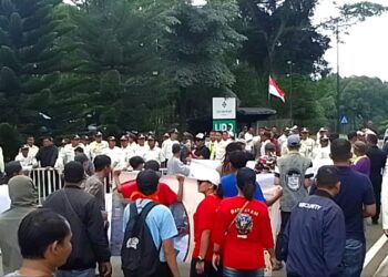 Ratusan warga Kecamatan Cigombong menggelar unjuk rasa di pintu gerbang MNC Lido, menuntut agar keberadaan Kawasan Ekonomi Khusus (KEK) dikaji ulang. Aksi yang sempat ricuh ini dipicu oleh ketidakpuasan warga terhadap manajemen MNC Lido yang tidak merespons permohonan audensi. Mereka menuntut keterlibatan warga dalam pekerjaan dan pengelolaan danau yang kini tercemar.