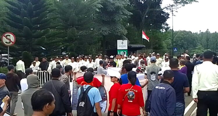 Ratusan warga Kecamatan Cigombong menggelar unjuk rasa di pintu gerbang MNC Lido, menuntut agar keberadaan Kawasan Ekonomi Khusus (KEK) dikaji ulang. Aksi yang sempat ricuh ini dipicu oleh ketidakpuasan warga terhadap manajemen MNC Lido yang tidak merespons permohonan audensi. Mereka menuntut keterlibatan warga dalam pekerjaan dan pengelolaan danau yang kini tercemar.