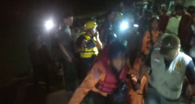 BPBD Kabuapten Bogor berhasil mengevakuasi pemuda yang tenggalm di sungai Cileungsi