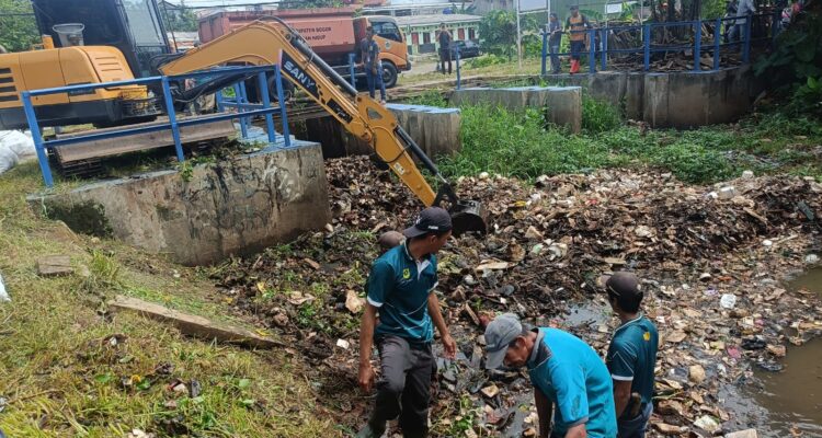 Bebersih Sungai Cikaret