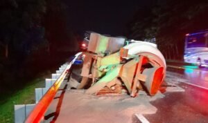 Truk tergelincir di Tol Jagorawi