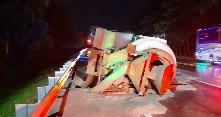 Truk tergelincir di Tol Jagorawi