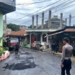 Kecelakaan lalu lintas terjadi di Jl. Sukamulya, Bogor Timur, saat kendaraan Mitsubishi Dyno mundur dan menabrak bangunan pribadi. Meskipun tidak ada korban jiwa, kendaraan dan bangunan mengalami kerusakan. Penyelesaian akan dilakukan melalui musyawarah antara pengemudi dan pemilik bangunan