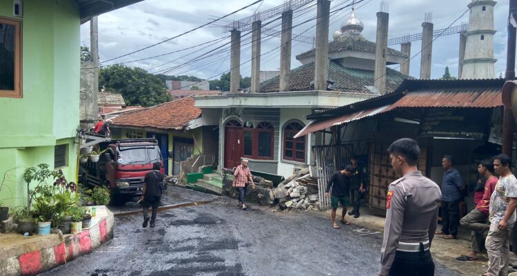 Kecelakaan lalu lintas terjadi di Jl. Sukamulya, Bogor Timur, saat kendaraan Mitsubishi Dyno mundur dan menabrak bangunan pribadi. Meskipun tidak ada korban jiwa, kendaraan dan bangunan mengalami kerusakan. Penyelesaian akan dilakukan melalui musyawarah antara pengemudi dan pemilik bangunan