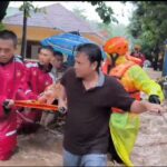 Sejumlah orang lakukan evakuasi terhadap orang -orang yang terkena dampak banjir di sukabumi
