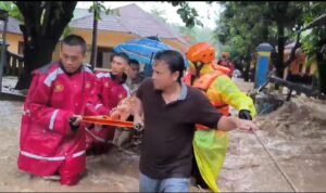 Sejumlah orang lakukan evakuasi terhadap orang -orang yang terkena dampak banjir di sukabumi