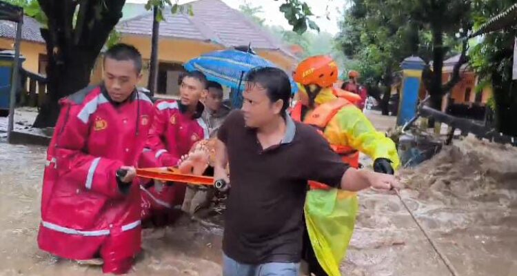 Sejumlah orang lakukan evakuasi terhadap orang -orang yang terkena dampak banjir di sukabumi