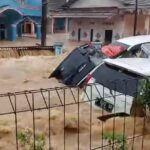 Kendaraan terbawa arus akibat banjir bandang di Sukabumi