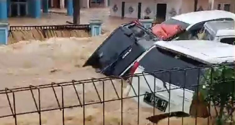 Kendaraan terbawa arus akibat banjir bandang di Sukabumi