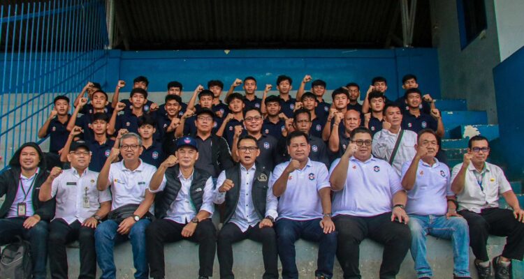 Penjabat (Pj) Wali Kota Bogor, Hery Antasari resmi melepas tim Persatuan Sepak Bola (PSB) Bogor U-17