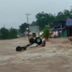 Mobil terguling terbawa Arus ssat banjir bandang di sukabumi