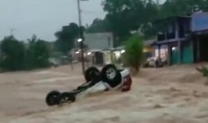 Mobil terguling terbawa Arus ssat banjir bandang di sukabumi Mobil terguling terbawa Arus ssat banjir bandang di sukabumi