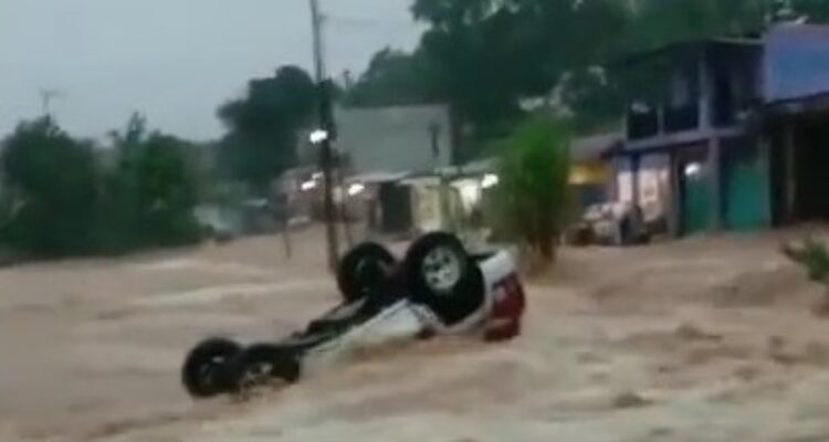 Mobil terguling terbawa Arus ssat banjir bandang di sukabumi