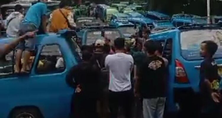 Para supir angkot mendatangi hotel Bogor Green Forest