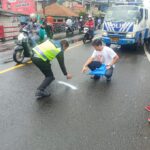 Terlihat kepolisian tengah mengolah tkp kejadian kecelakaan beruntun di Cisarua Puncaj Bogor