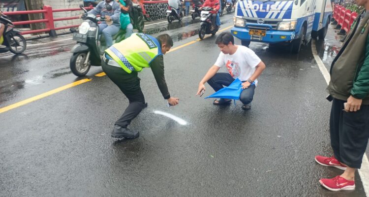 Terlihat kepolisian tengah mengolah tkp kejadian kecelakaan beruntun di Cisarua Puncaj Bogor